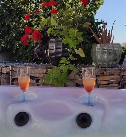 Campagne Et Jacuzzi ... C'est Cosy Le Bumble Bee ! Holiday home *