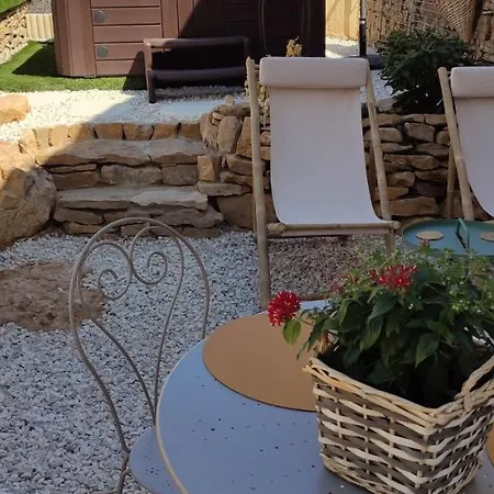 Campagne Et Jacuzzi ... C'est Cosy Le Bumble Bee ! Holiday home