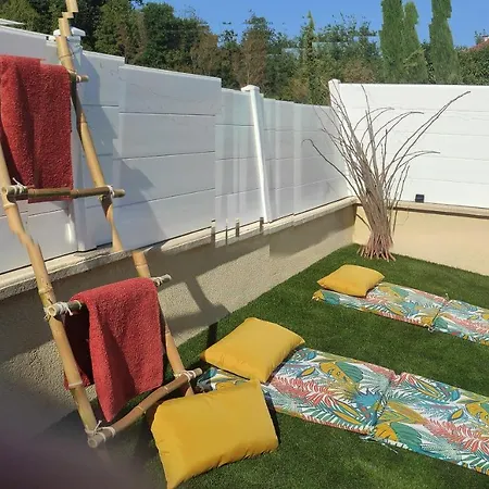 Campagne Et Jacuzzi ... C'est Cosy Le Bumble Bee ! Holiday home Panossas