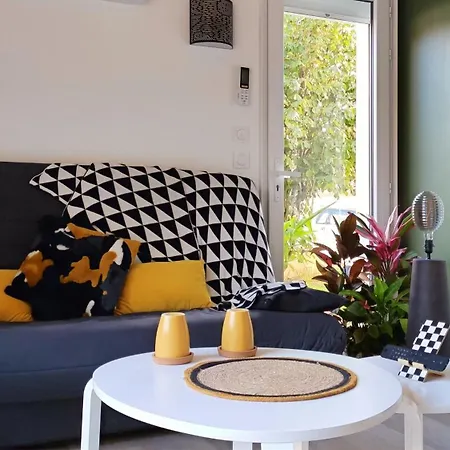 Campagne Et Jacuzzi ... C'est Cosy Le Bumble Bee ! Holiday home