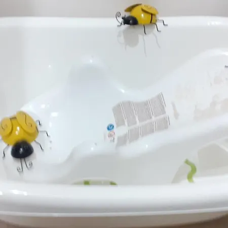Campagne Et Jacuzzi ... C'est Cosy Le Bumble Bee ! Holiday home