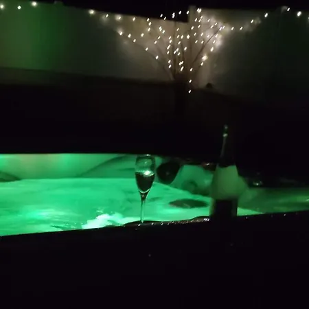 Holiday home Campagne Et Jacuzzi ... C'est Cosy Le Bumble Bee ! *